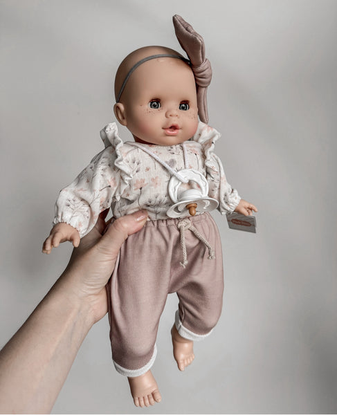 Paola Reina Sonia soft cm doll with sleepy eyes, pacifier and complete outfit Sweater and Pants