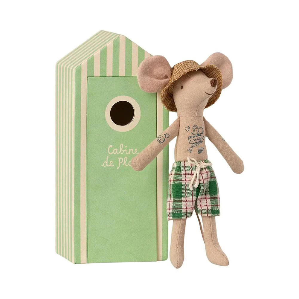 maileg dad beach mouse in cabin de plage